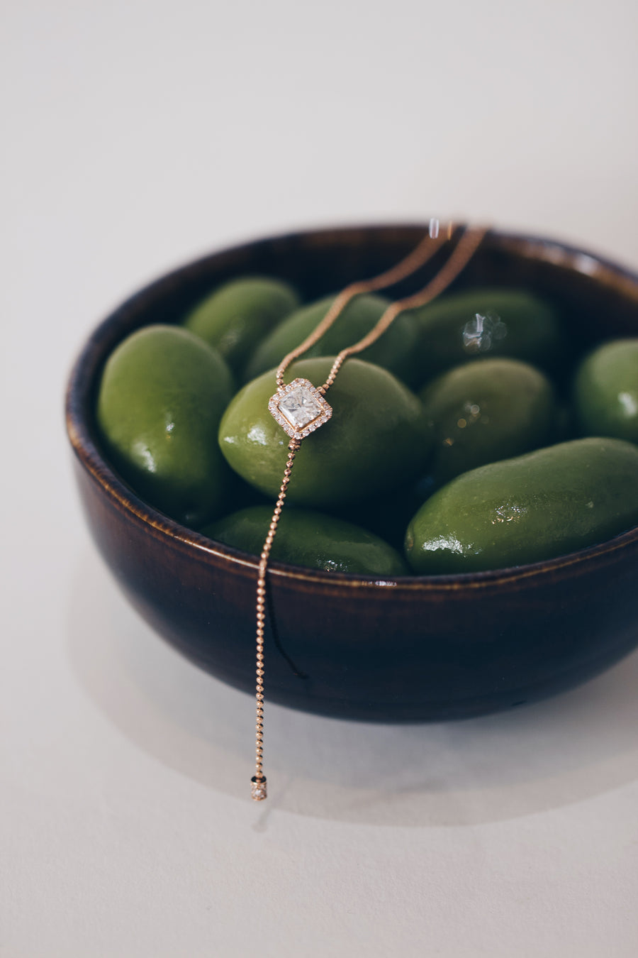 Y-Kette mit Diamant-Radiant:Ein Collier aus 750/- Rotgold, 1 Diamant, Radiant, H, Si1, 1,01ct und 22 Brillanten tw/si 0,11ct und ein Abschlussakzent mit Brillanten 0,09ct total
